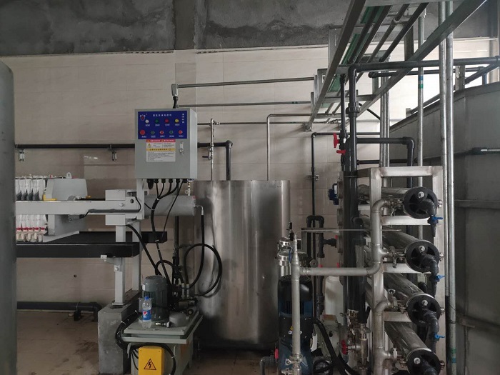 真空低溫?zé)岜谜舭l(fā)器.jpg 真空低溫?zé)岜谜舭l(fā)器.jpg